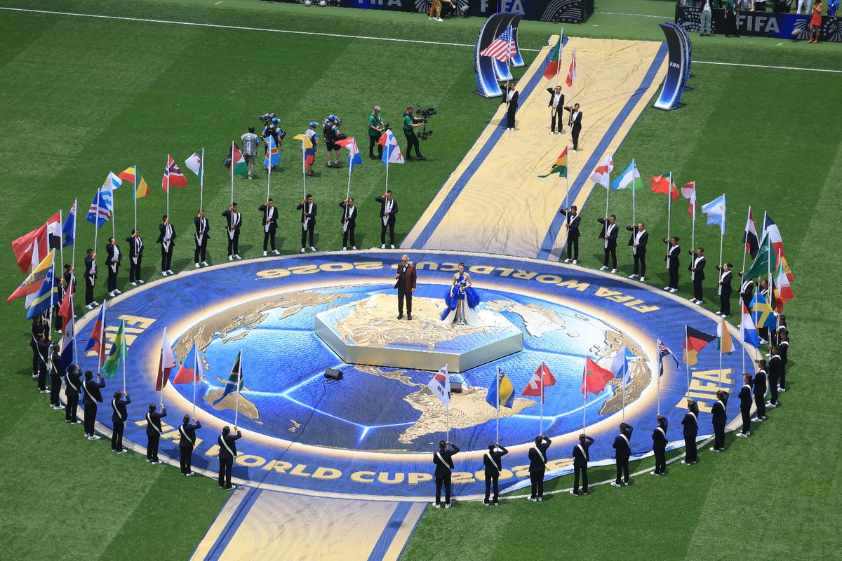 Salma Hayek, Andrea Bocelli și EJAE, înaintea startului Campionatului Mondial