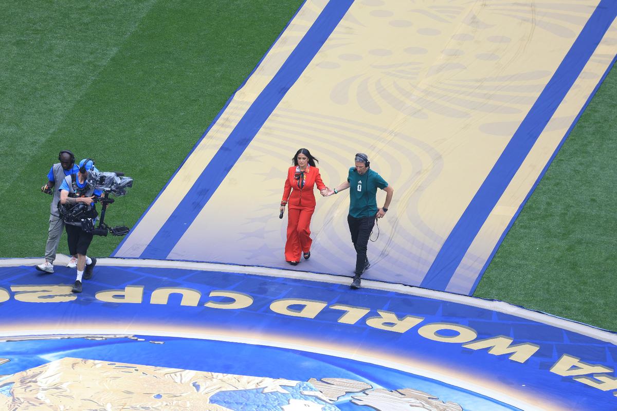 Salma Hayek, Andrea Bocelli și EJAE, înaintea startului Campionatului Mondial