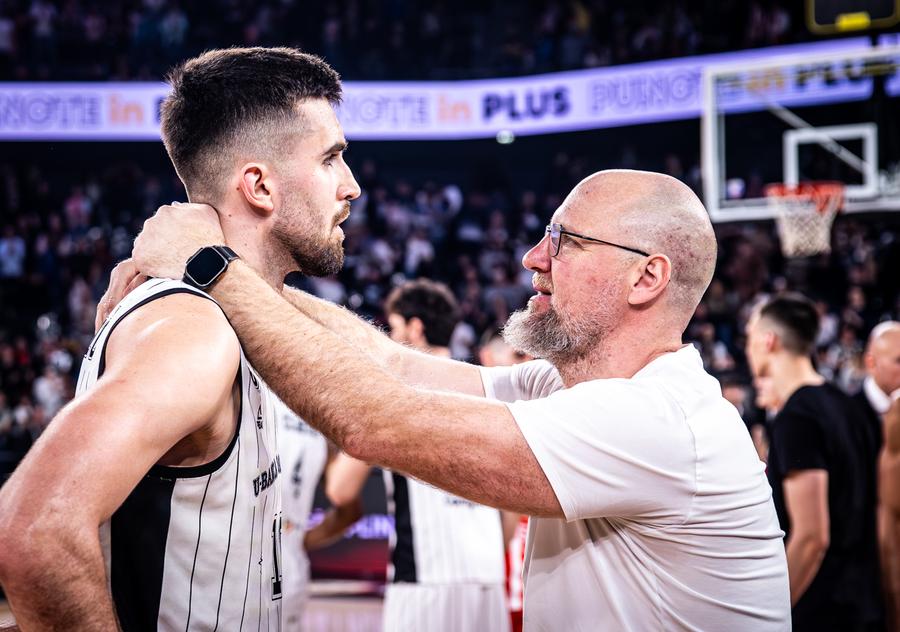 Mihai Silvășan și Dusan Miletic, pivotul lui U-BT Cluj-Napoca/Foto: aba-liga.com Mihai Silvășan, după al 10-lea sezon pe banca lui U-BT Cluj-Napoca: „Vulnerabilitatea nu e o slăbiciune” » Interviu cu antrenorul alb-negrilor