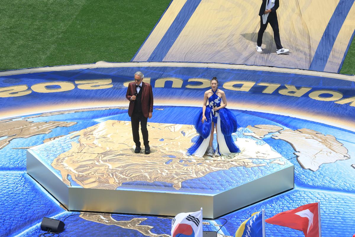 Salma Hayek, Andrea Bocelli și EJAE, înaintea startului Campionatului Mondial