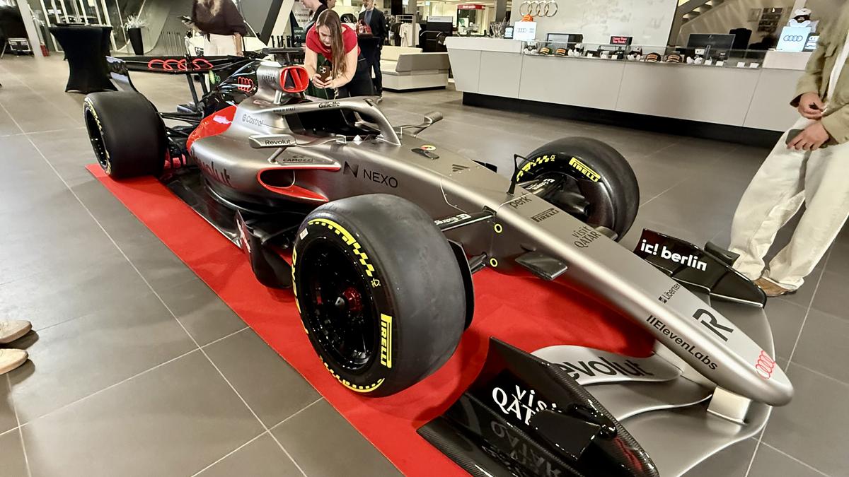 Monopostul Audi R26 de Formula 1 a fost adus la București » Unde poate fi văzută mașina constructorului german