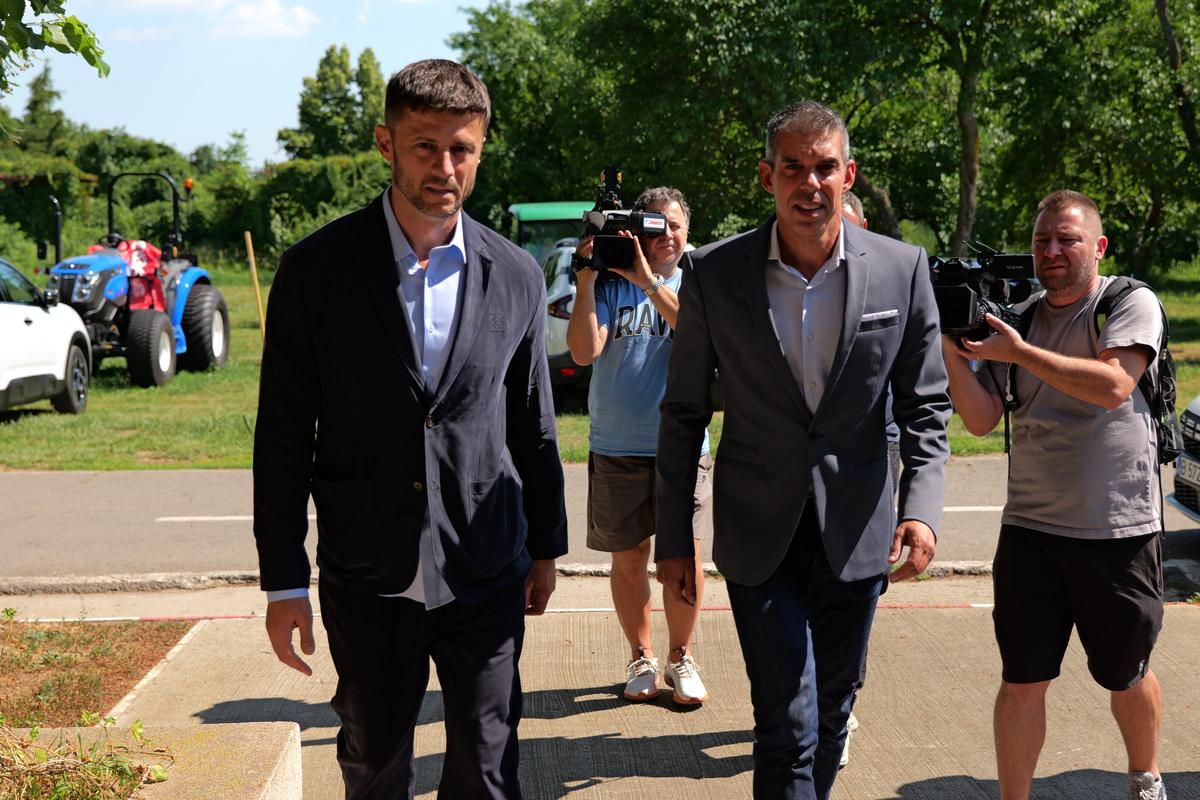 Ce nu s-a văzut la TV la prezentarea lui Nuno Campos la Dinamo » Ce staff va avea lusitanul și cine l-a însoțit în sala de conferințe