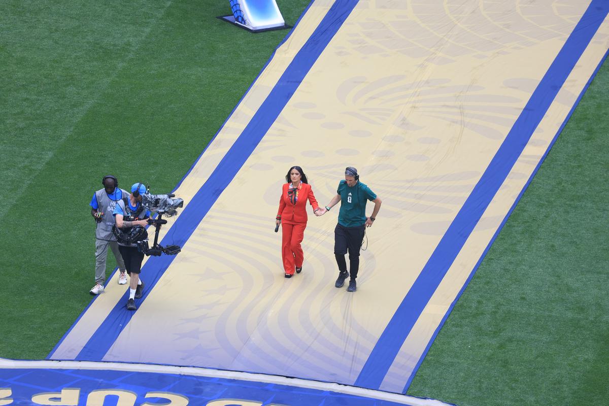Salma Hayek, Andrea Bocelli și EJAE, înaintea startului Campionatului Mondial