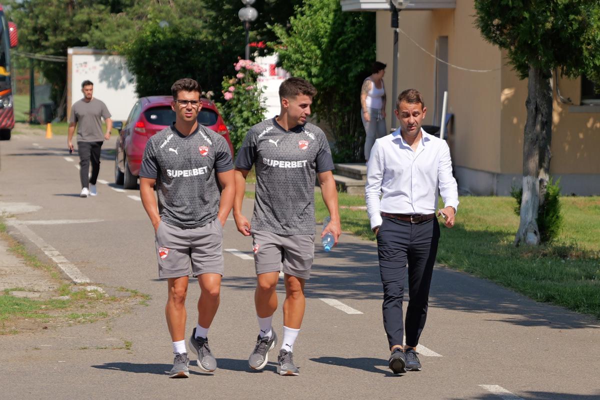 Ce nu s-a văzut la TV la prezentarea lui Nuno Campos la Dinamo » Ce staff va avea lusitanul și cine l-a însoțit în sala de conferințe