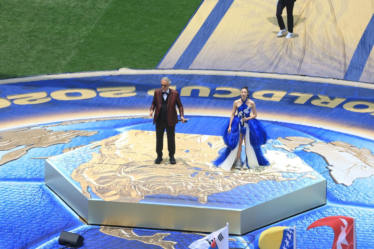 Salma Hayek, Andrea Bocelli și EJAE, înaintea startului Campionatului Mondial