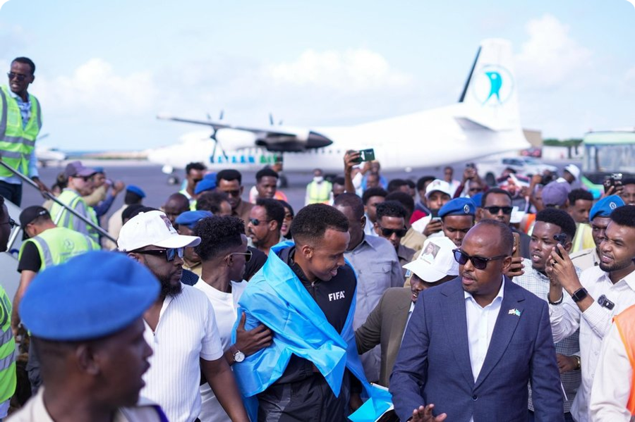 Imagine cu sosirea lui Omar Artan în Mogadishu (Somalia). Foto: X Arbitrul somalez expulzat de Trump de la Mondial a fost premiat de UEFA cu un supermeci!