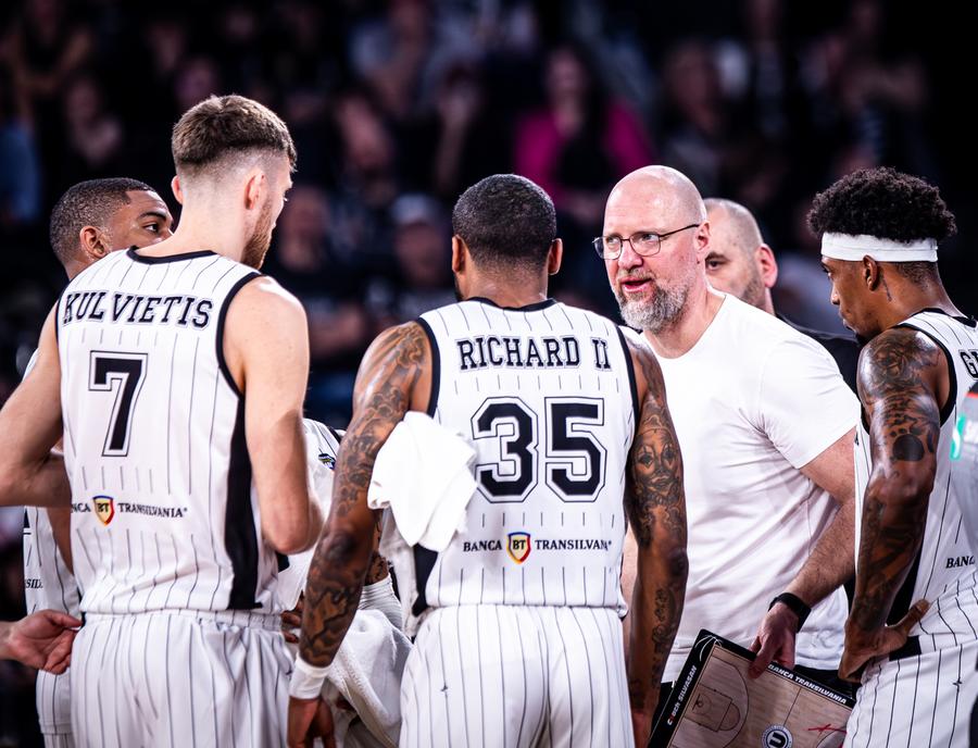 U-BT Cluj-Napoca, sezon 2025-2026 de succes/Foto: aba-liga.com Mihai Silvășan, după al 10-lea sezon pe banca lui U-BT Cluj-Napoca: „Vulnerabilitatea nu e o slăbiciune” » Interviu cu antrenorul alb-negrilor