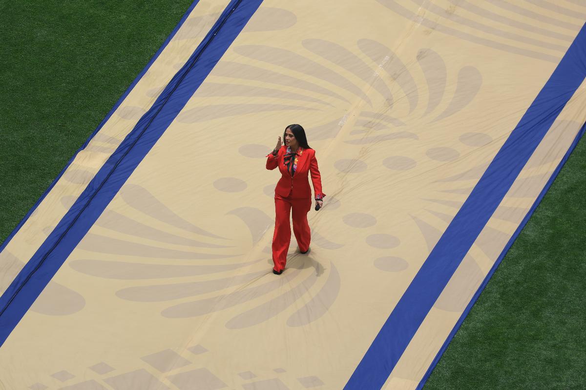 Salma Hayek, Andrea Bocelli și EJAE, înaintea startului Campionatului Mondial