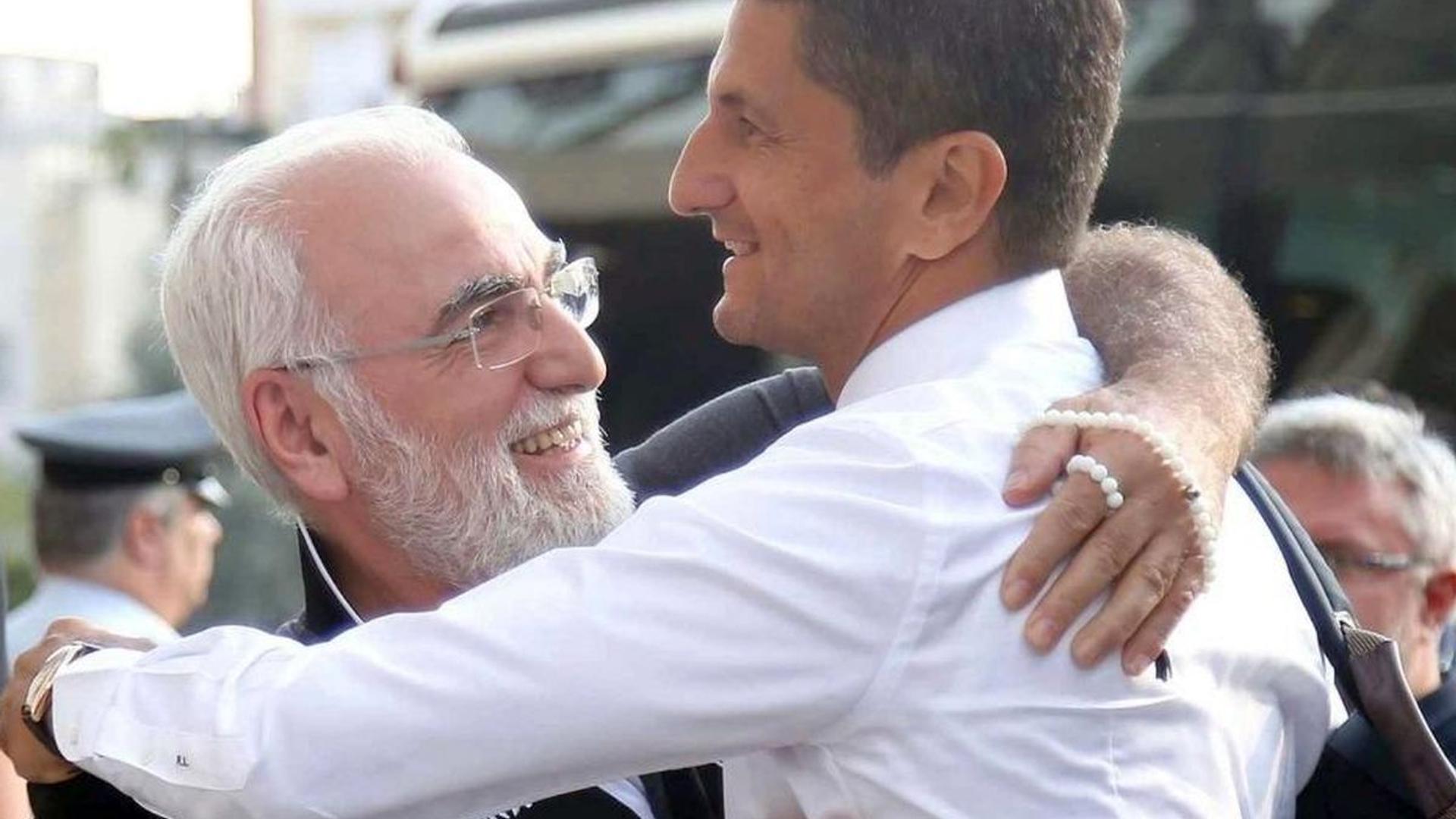 Răzvan Lucescu discutând cu oficiali PAOK în biroul clubului, în contextul clauzei reziliere și transfer antrenor la Al-Sadd. | sursa foto: Gazeta Sporturilor