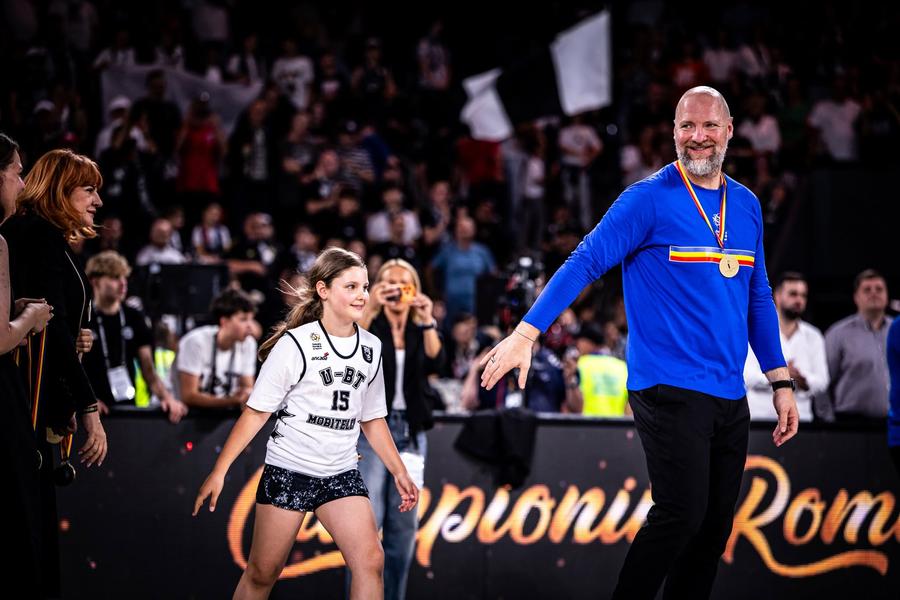 Mihai Silvășan, cu medalia de campion la gât, însoțit de Sofia, fiica sa/Foto: Facebook (U-BT Cluj-Napoca) Mihai Silvășan, după al 10-lea sezon pe banca lui U-BT Cluj-Napoca: „Vulnerabilitatea nu e o slăbiciune” » Interviu cu antrenorul alb-negrilor