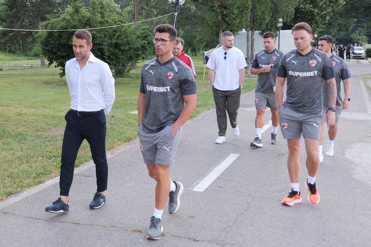 Ce nu s-a văzut la TV la prezentarea lui Nuno Campos la Dinamo » Ce staff va avea lusitanul și cine l-a însoțit în sala de conferințe