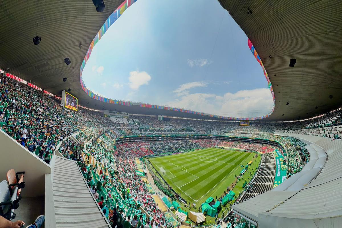 Au transformat Mondialul într-o fiesta mexicană » Spectacol extraordinar în deschidere: 80.000 de oameni la stadion de la 8 dimineața!