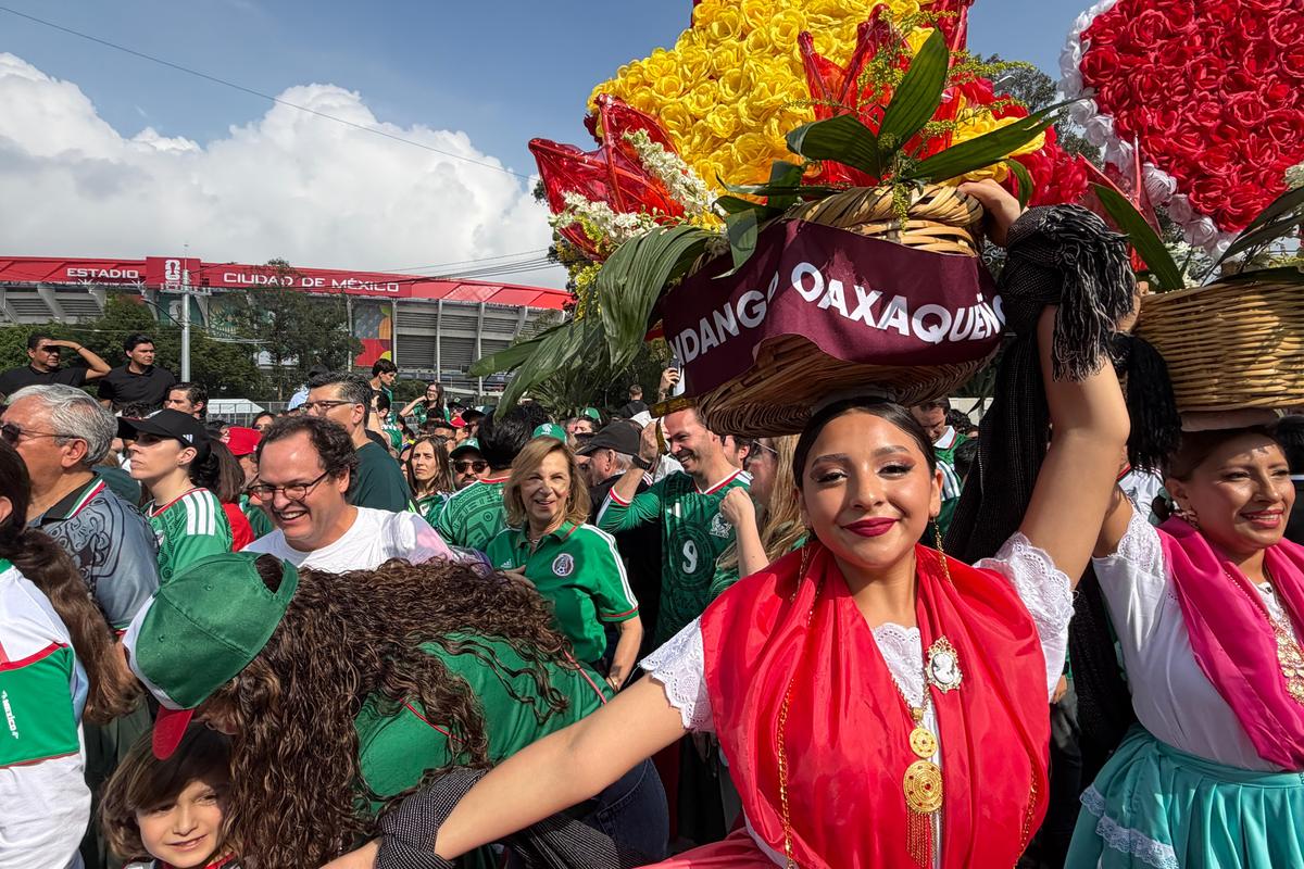 Au transformat Mondialul într-o fiesta mexicană » Spectacol extraordinar în deschidere: 80.000 de oameni la stadion de la 8 dimineața!