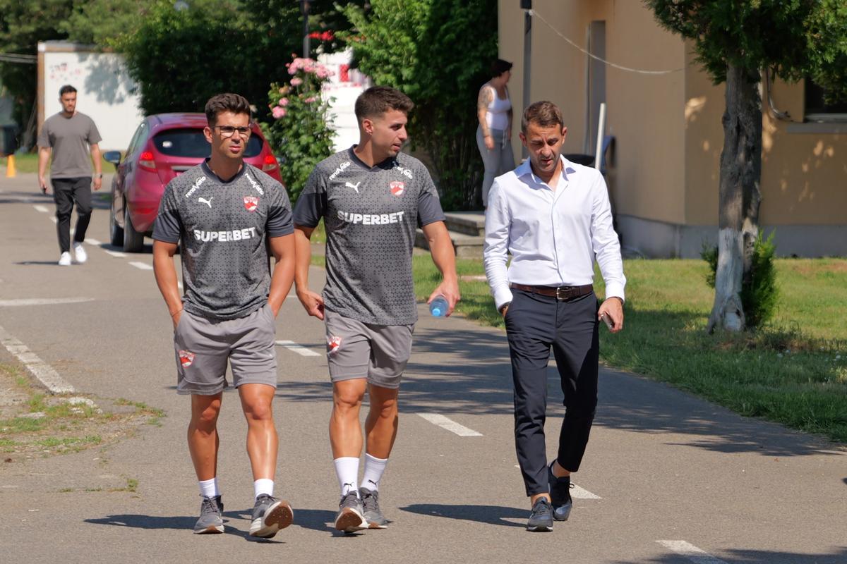 Ce nu s-a văzut la TV la prezentarea lui Nuno Campos la Dinamo » Ce staff va avea lusitanul și cine l-a însoțit în sala de conferințe