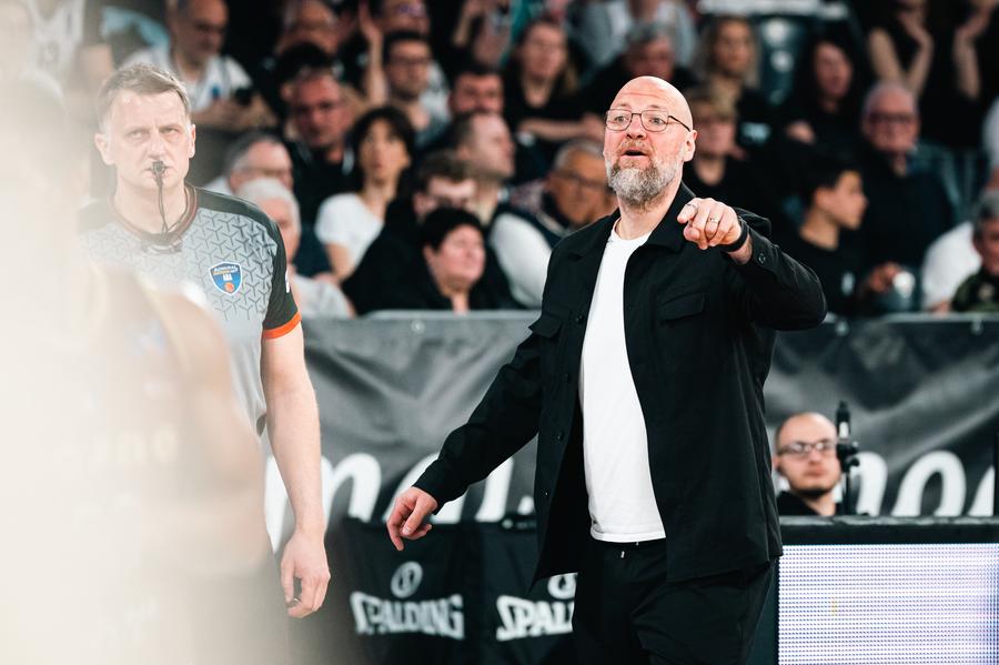 Mihai Silvășan, antrenorul lui U-BT Cluj-Napoca/Foto: aba-liga.com Mihai Silvășan, după al 10-lea sezon pe banca lui U-BT Cluj-Napoca: „Vulnerabilitatea nu e o slăbiciune” » Interviu cu antrenorul alb-negrilor