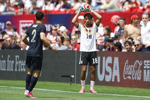 Nathaniel Brown (numărul 18) e titular pe flancul stâng al naționalei Germaniei / Foto: Imago