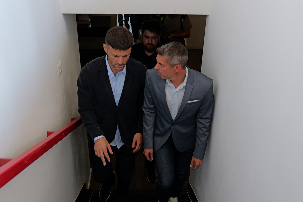 Ce nu s-a văzut la TV la prezentarea lui Nuno Campos la Dinamo » Ce staff va avea lusitanul și cine l-a însoțit în sala de conferințe