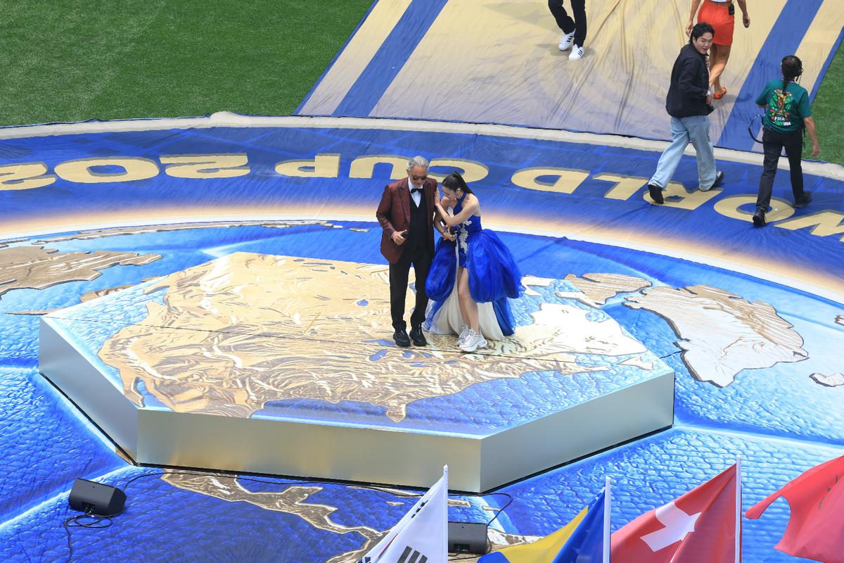 Salma Hayek, Andrea Bocelli și EJAE, înaintea startului Campionatului Mondial