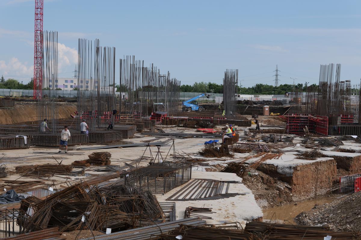 Se construiește stadionul viitorului în România » Va funcționa exclusiv cu energie regenerabilă: GSP a vizitat șantierul unde se muncește la 30 de grade!