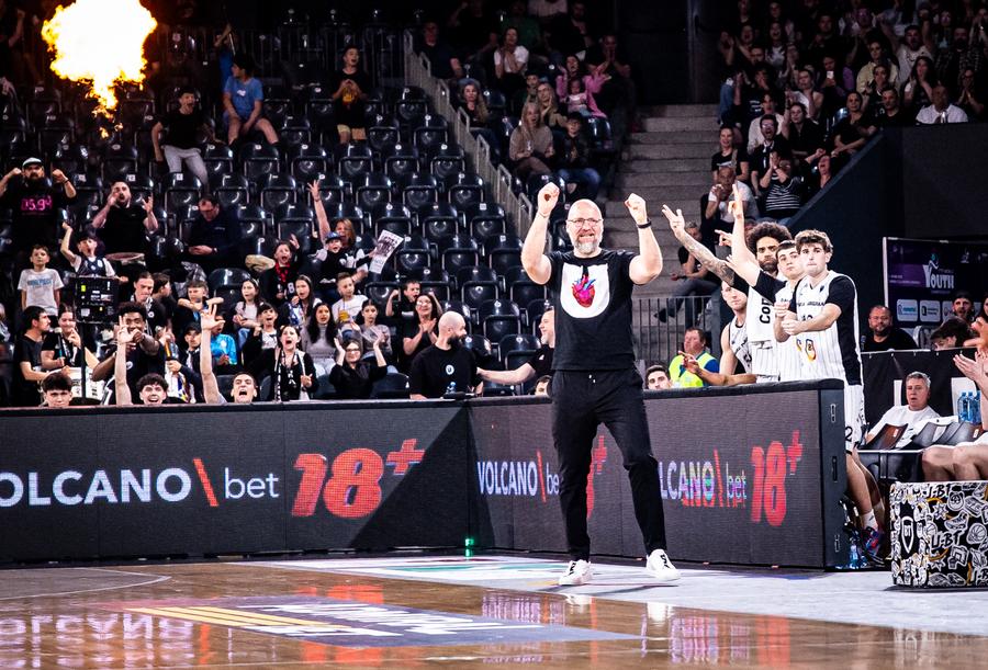 Mihai Silvășan, încă un sezon pe banca lui U-BT Cluj-Napoca/Foto: aba-liga.com Mihai Silvășan, după al 10-lea sezon pe banca lui U-BT Cluj-Napoca: „Vulnerabilitatea nu e o slăbiciune” » Interviu cu antrenorul alb-negrilor