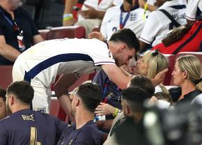 Declan Rice, certat de mama lui pentru felul în care a apărut în ședința foto oficială de la Mondial