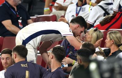 Declan Rice, certat de mama lui pentru felul în care a apărut în ședința foto oficială de la Mondial