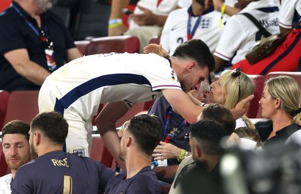 Declan Rice, certat de mama lui pentru felul în care a apărut în ședința foto oficială de la Mondial