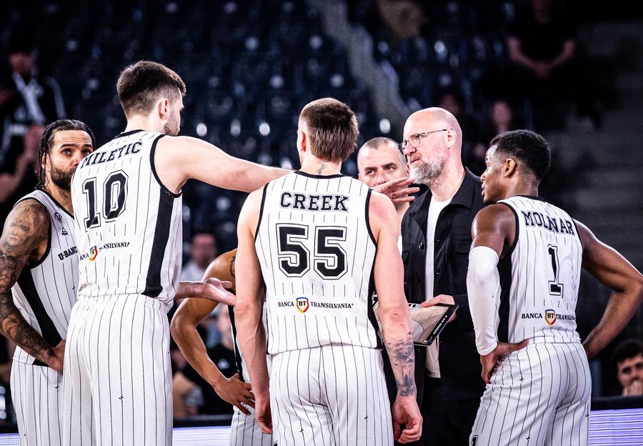U-BT Cluj-Napoca, sezon 2025-2026 de succes/Foto: aba-liga.com Mihai Silvășan, după al 10-lea sezon pe banca lui U-BT Cluj-Napoca: „Vulnerabilitatea nu e o slăbiciune” » Interviu cu antrenorul alb-negrilor