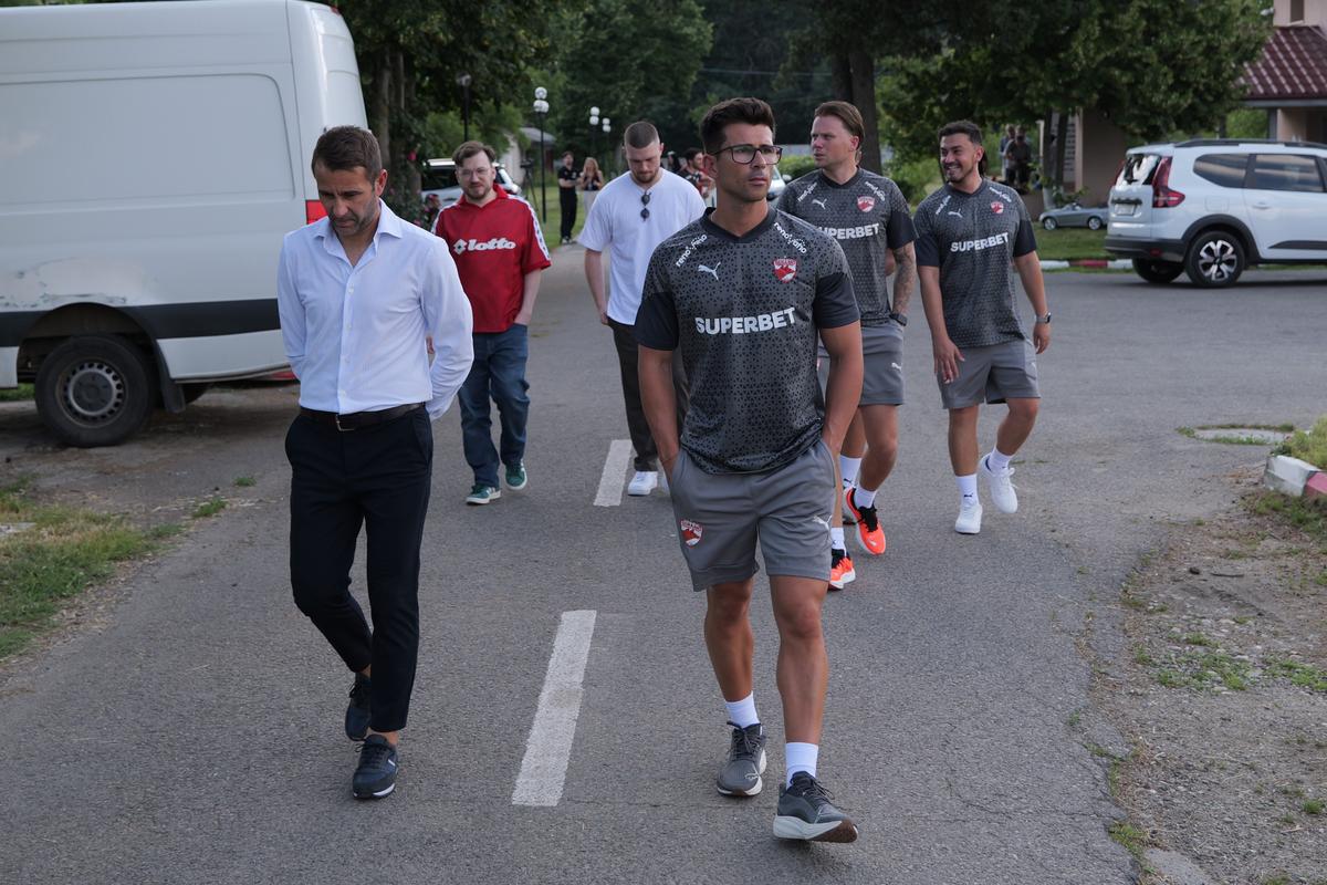 Ce nu s-a văzut la TV la prezentarea lui Nuno Campos la Dinamo » Ce staff va avea lusitanul și cine l-a însoțit în sala de conferințe