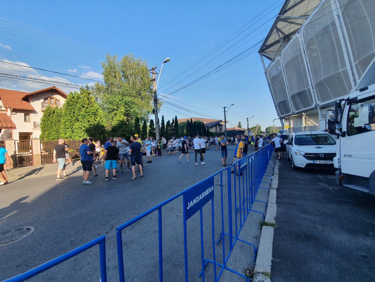 PETROLUL - RAPID. FOTO Atmosferă de derby și pe timp de coronavirus! Spectacol făcut de „lupii galbeni” la arena „Ilie Oană”, însă fără distanțare socială