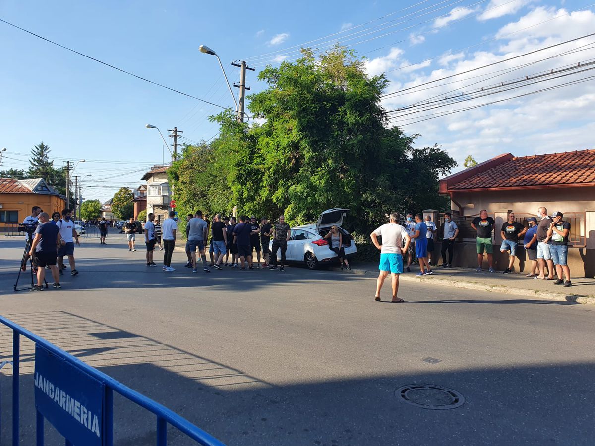 PETROLUL - RAPID. FOTO Atmosferă de derby și pe timp de coronavirus! Spectacol făcut de „lupii galbeni” la arena „Ilie Oană”, însă fără distanțare socială