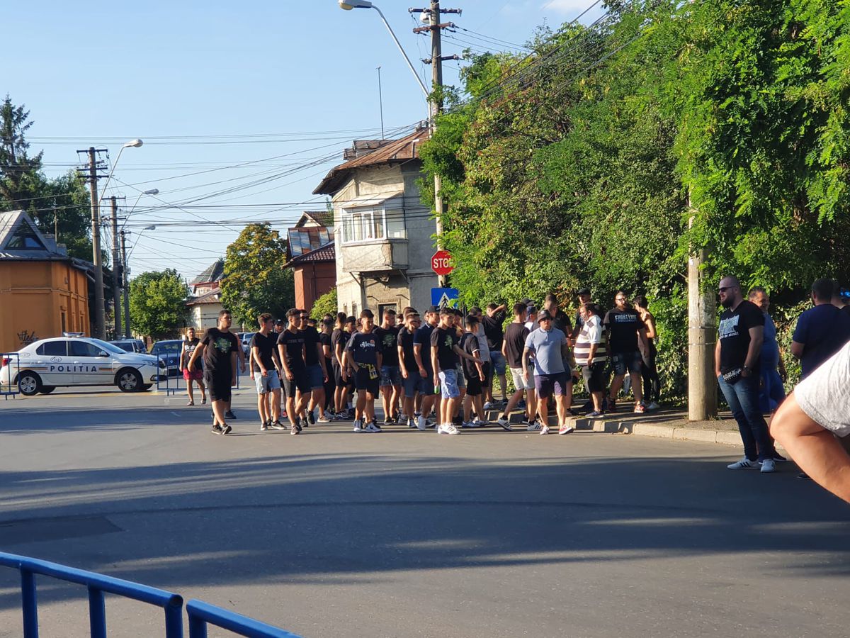 PETROLUL - RAPID. FOTO Atmosferă de derby și pe timp de coronavirus! Spectacol făcut de „lupii galbeni” la arena „Ilie Oană”, însă fără distanțare socială