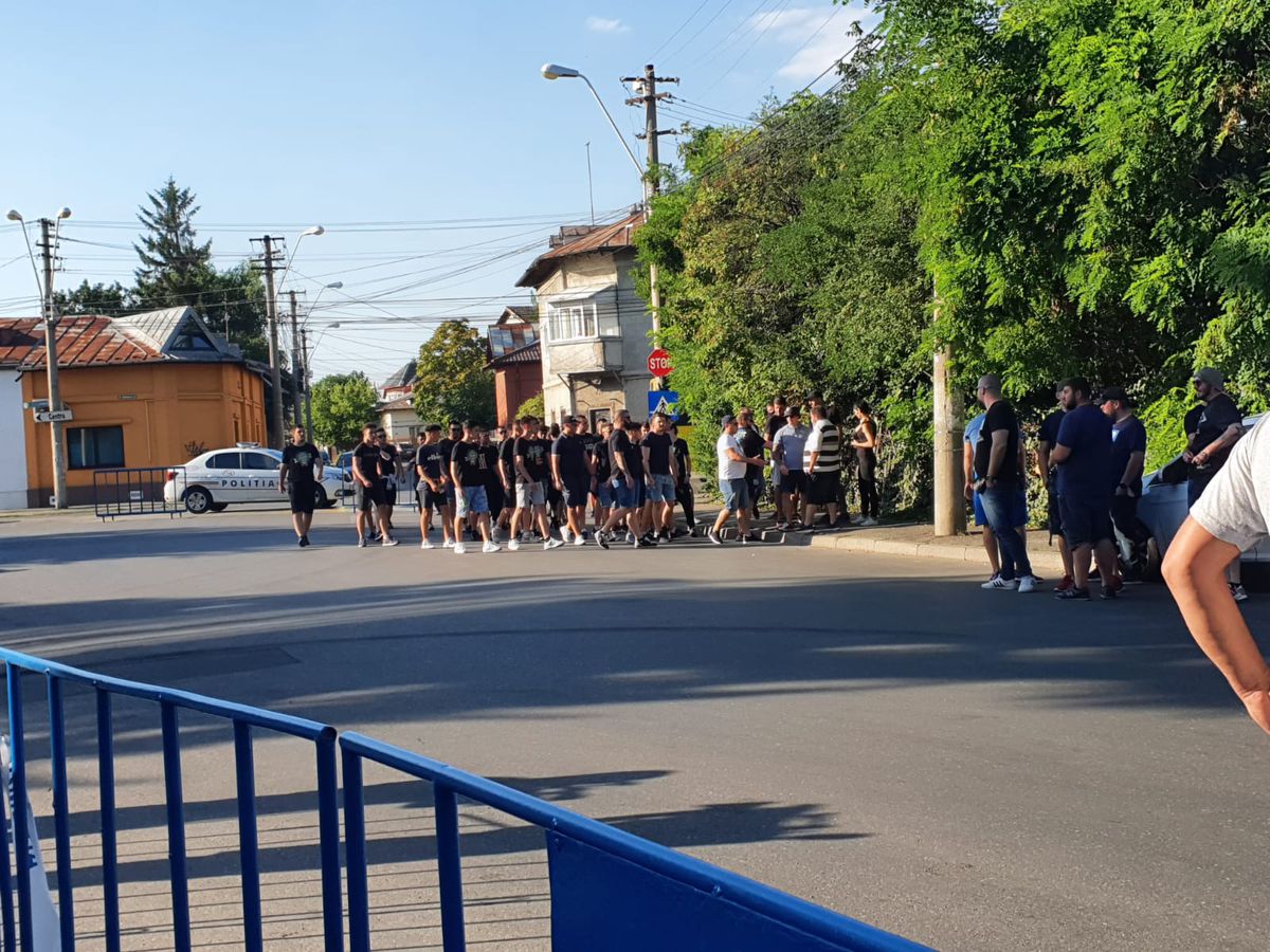 PETROLUL - RAPID. FOTO Atmosferă de derby și pe timp de coronavirus! Spectacol făcut de „lupii galbeni” la arena „Ilie Oană”, însă fără distanțare socială