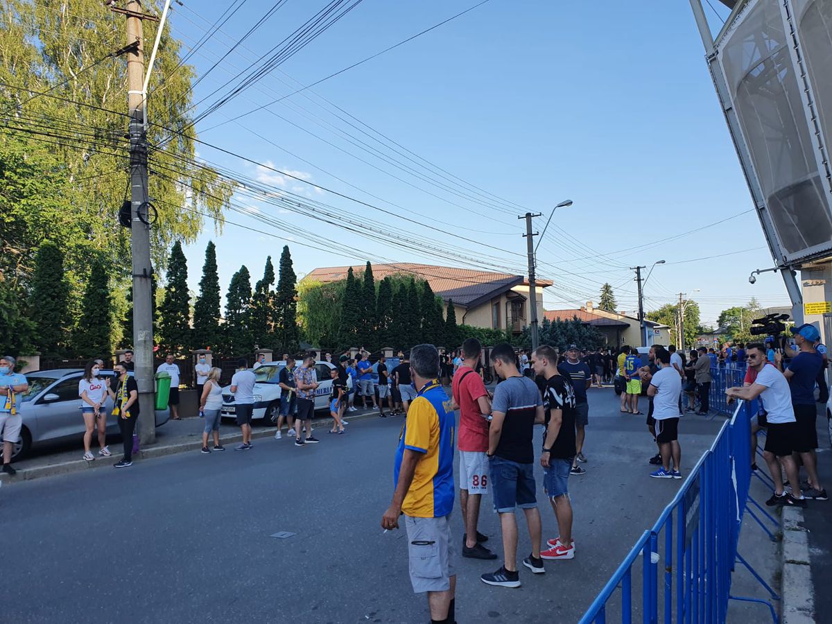 PETROLUL - RAPID. FOTO Atmosferă de derby și pe timp de coronavirus! Spectacol făcut de „lupii galbeni” la arena „Ilie Oană”, însă fără distanțare socială