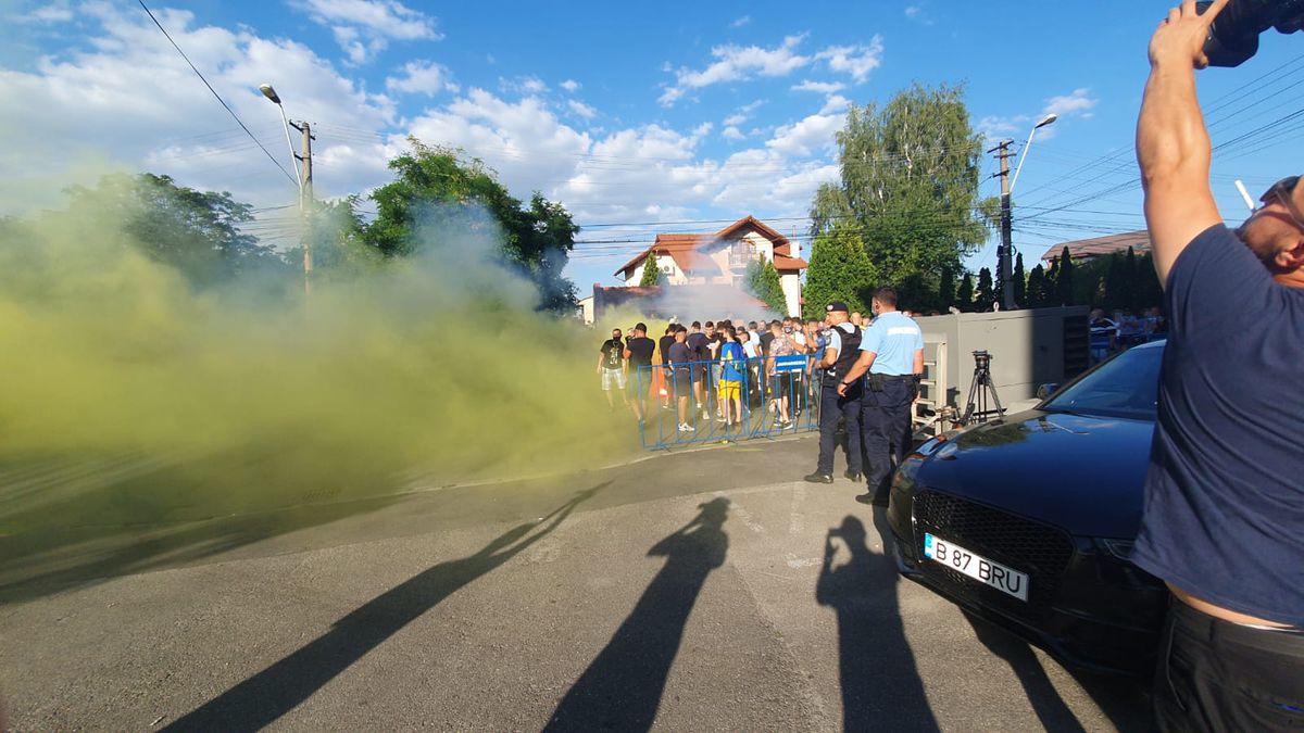 PETROLUL - RAPID. FOTO Atmosferă de derby și pe timp de coronavirus! Spectacol făcut de „lupii galbeni” la arena „Ilie Oană”, însă fără distanțare socială