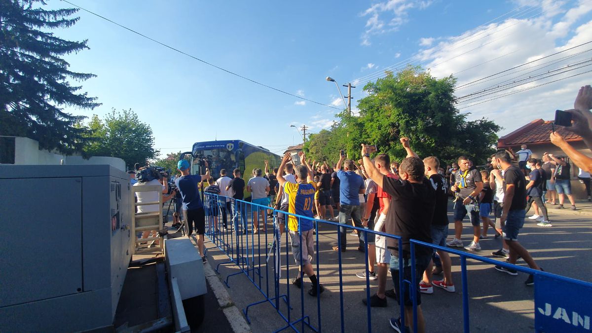 PETROLUL - RAPID. FOTO Atmosferă de derby și pe timp de coronavirus! Spectacol făcut de „lupii galbeni” la arena „Ilie Oană”, însă fără distanțare socială