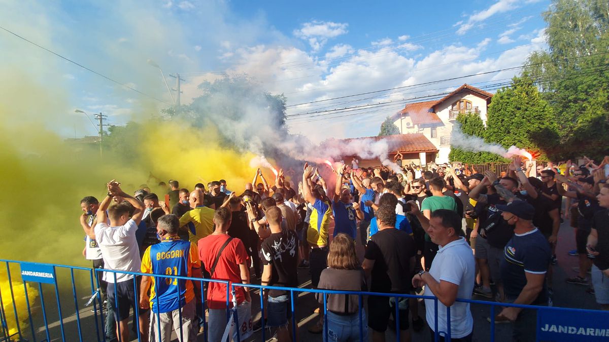 PETROLUL - RAPID. FOTO Atmosferă de derby și pe timp de coronavirus! Spectacol făcut de „lupii galbeni” la arena „Ilie Oană”, însă fără distanțare socială