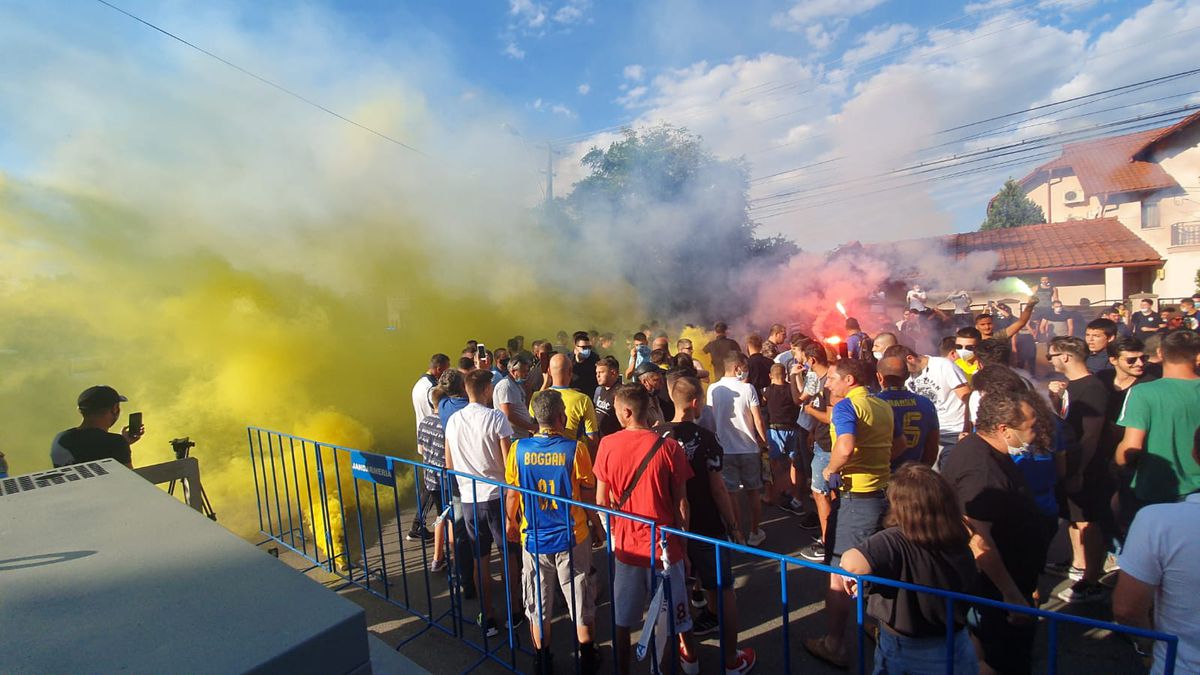 PETROLUL - RAPID. FOTO Atmosferă de derby și pe timp de coronavirus! Spectacol făcut de „lupii galbeni” la arena „Ilie Oană”, însă fără distanțare socială