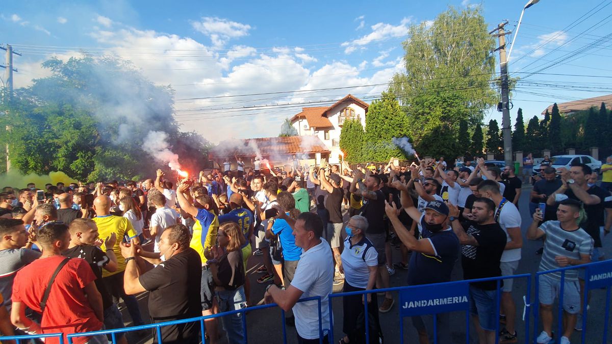 PETROLUL - RAPID. FOTO Atmosferă de derby și pe timp de coronavirus! Spectacol făcut de „lupii galbeni” la arena „Ilie Oană”, însă fără distanțare socială