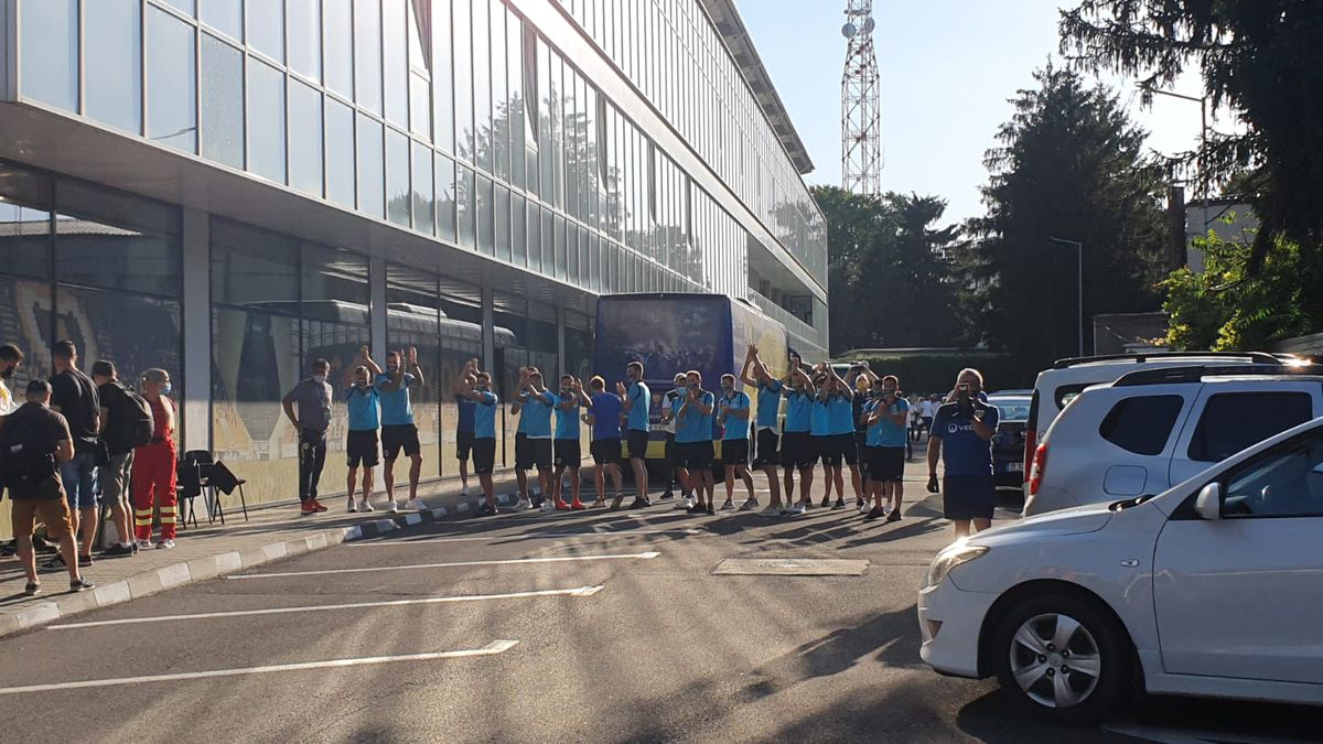 PETROLUL - RAPID. FOTO Atmosferă de derby și pe timp de coronavirus! Spectacol făcut de „lupii galbeni” la arena „Ilie Oană”, însă fără distanțare socială
