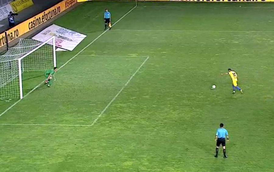 Fază de antologia fotbalului în Petrolul - Rapid: același penalty ratat DE TREI ORI + portarul a fost eliminat