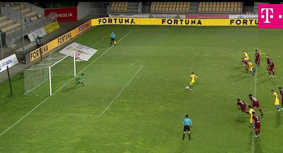 Captură TV Telekom Sport Fază de antologia fotbalului în Petrolul - Rapid: același penalty ratat DE TREI ORI + portarul a fost eliminat
