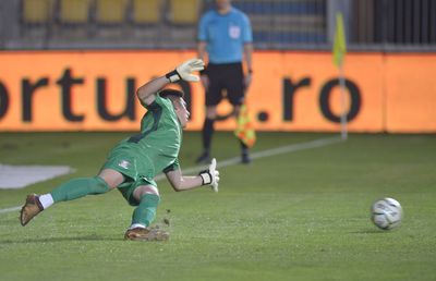 Fază de antologia fotbalului în Petrolul - Rapid: același penalty ratat DE TREI ORI + portarul a fost eliminat