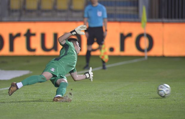 Fază de antologia fotbalului în Petrolul - Rapid: același penalty ratat DE TREI ORI + portarul a fost eliminat