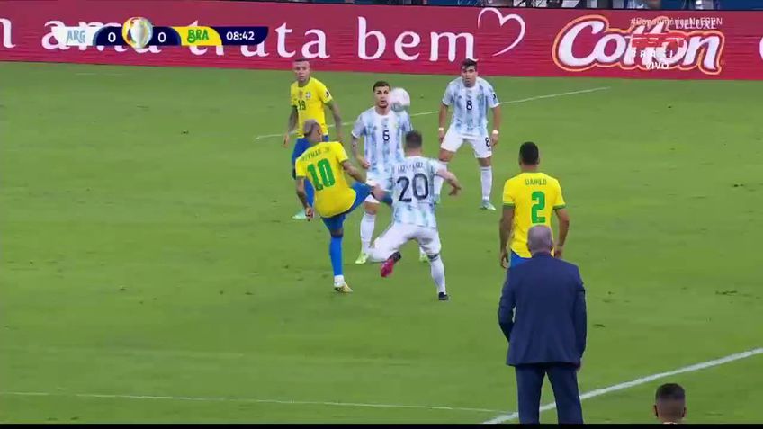 Neymar, 29 de ani, a fost protagonistul unei faze care a cucerit internetul, în minutul 9 al finalei Copa America 2021, Argentina - Brazilia