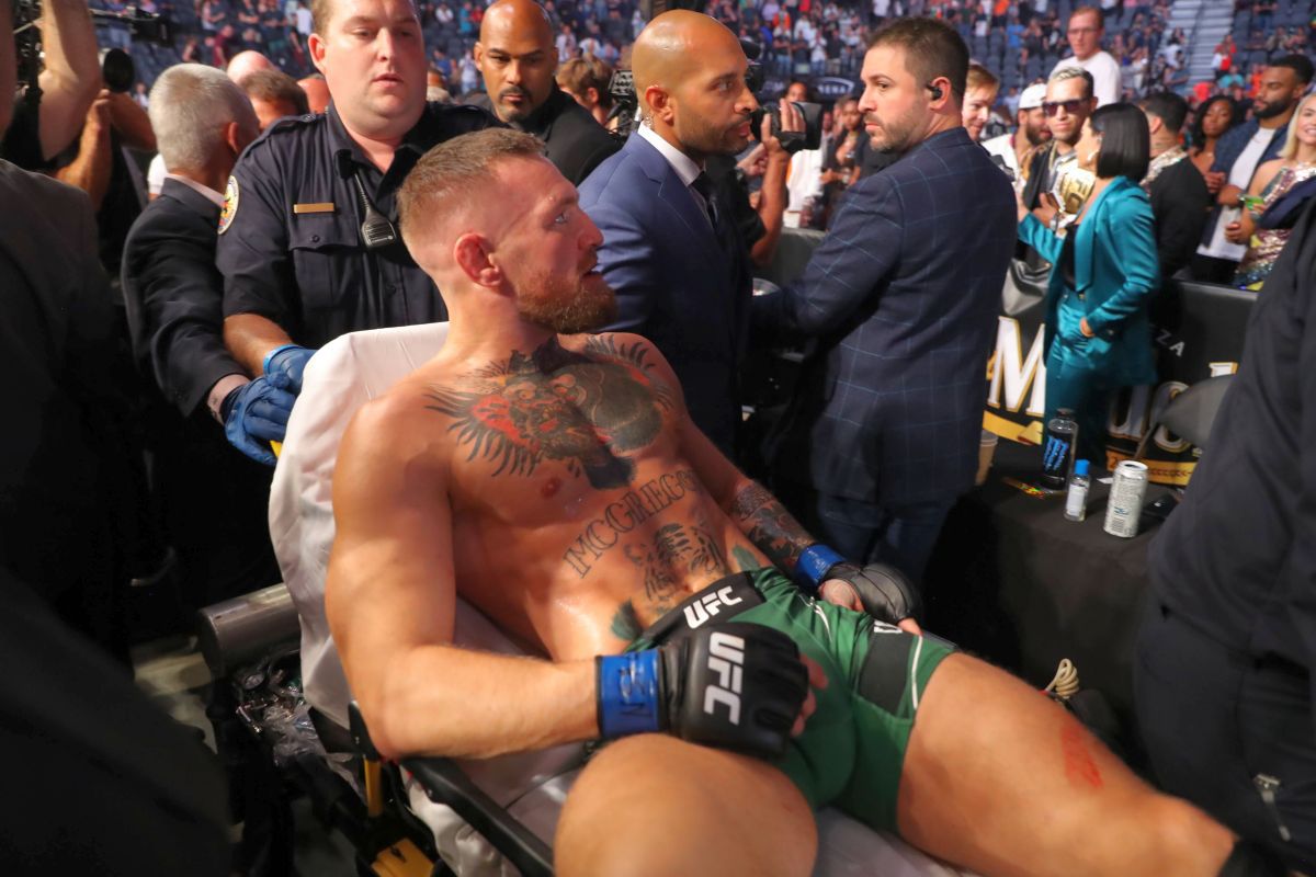 Conor McGregor, scos pe targă din ring! Cum s-a încheiat cel de-al treilea meci cu Dustin Poirier