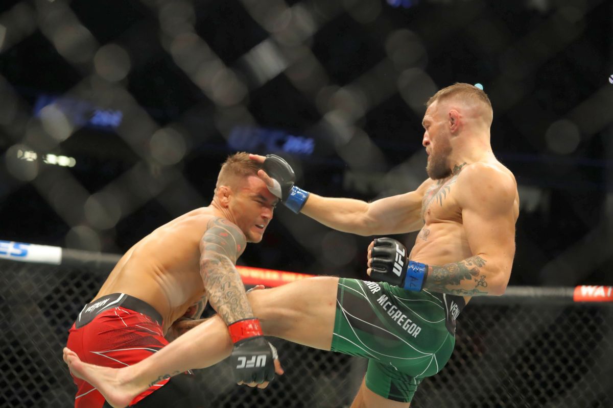 Conor McGregor, scos pe targă din ring! Cum s-a încheiat cel de-al treilea meci cu Dustin Poirier