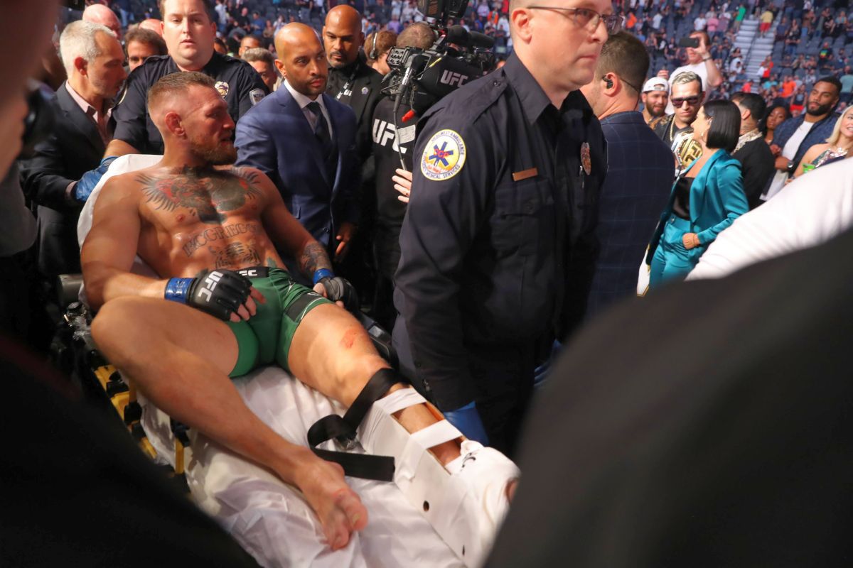 Conor McGregor, scos pe targă din ring! Cum s-a încheiat cel de-al treilea meci cu Dustin Poirier