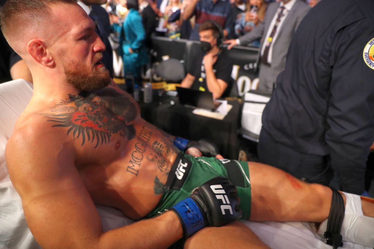 Conor McGregor, scos pe targă din ring! Cum s-a încheiat cel de-al treilea meci cu Dustin Poirier