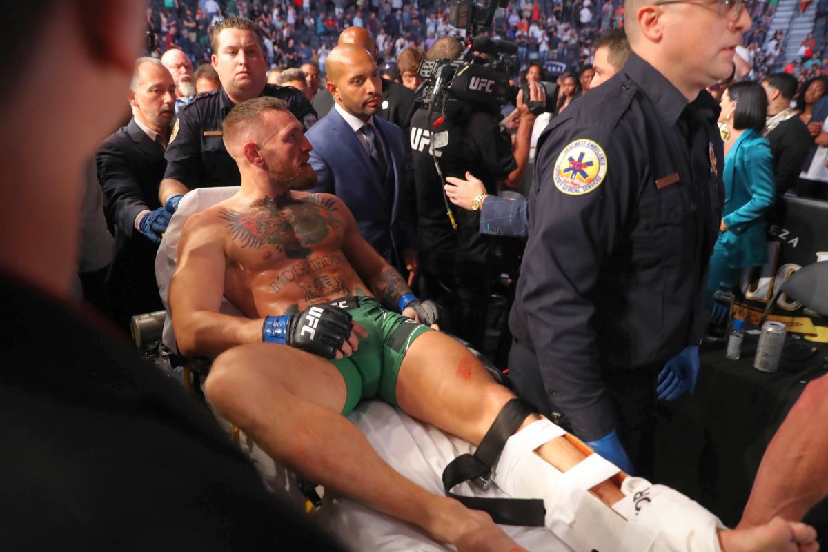 Conor McGregor, scos pe targă din ring! Cum s-a încheiat cel de-al treilea meci cu Dustin Poirier